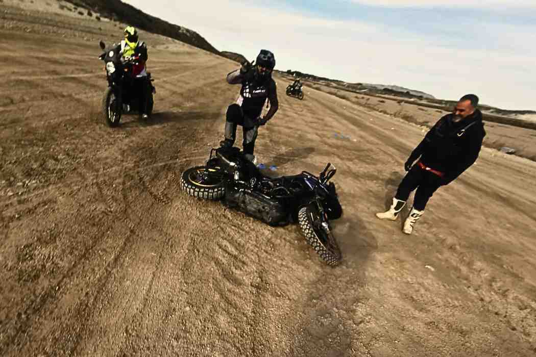 moto caida en el curso de conduccion