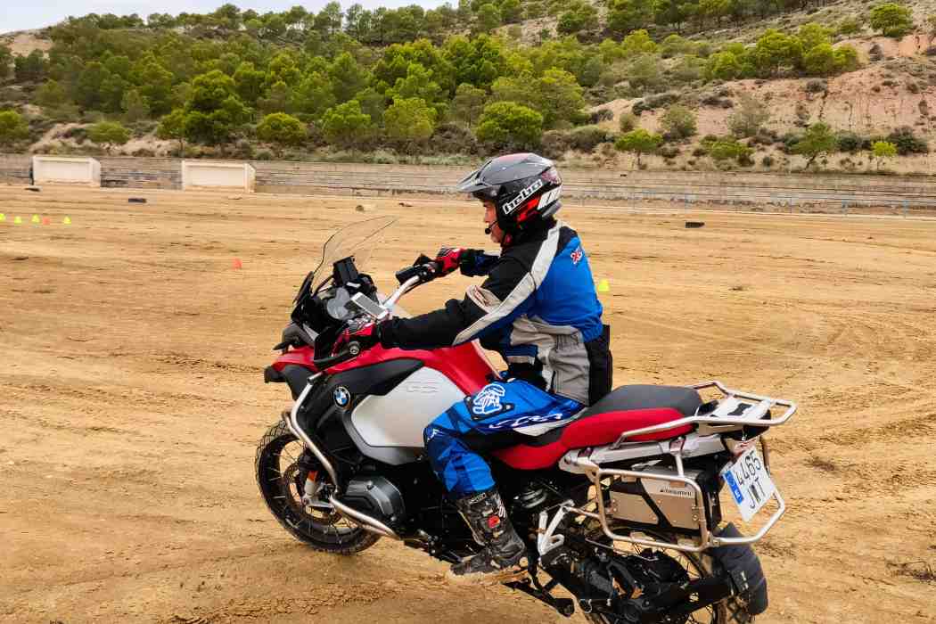 una moto bmw gs practicando en el curso conduccion monegros