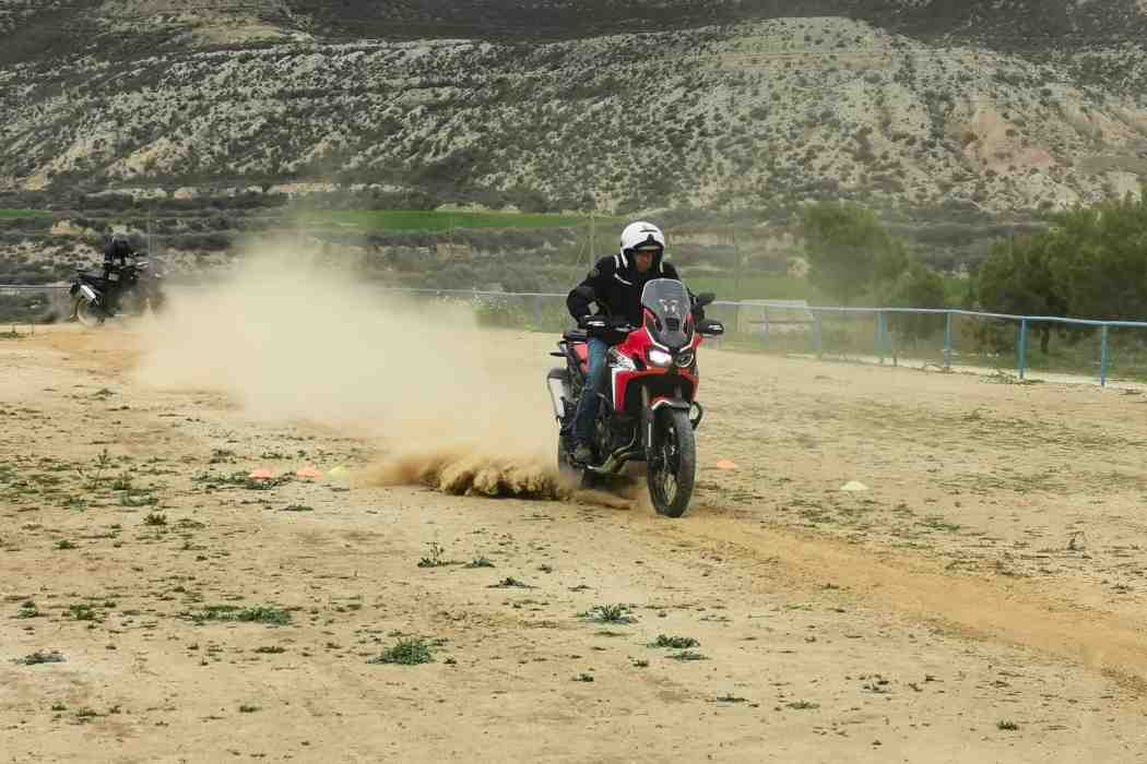 frenada de una moto trail en monegros