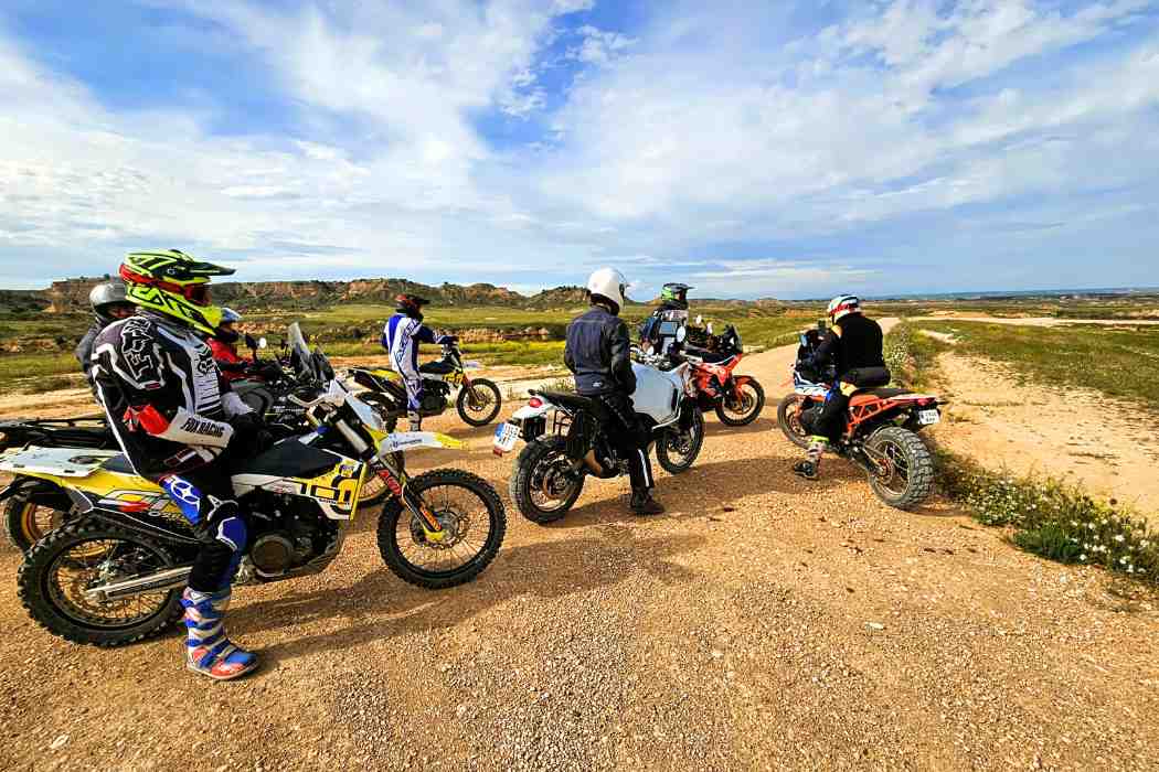 grupo de motos trail en monegros en una experiencia de O2Riders