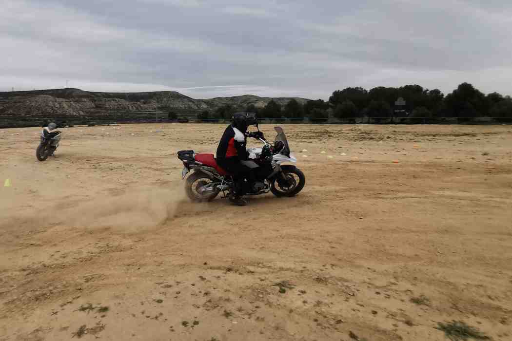 curva con moto trail en superficie deslizante