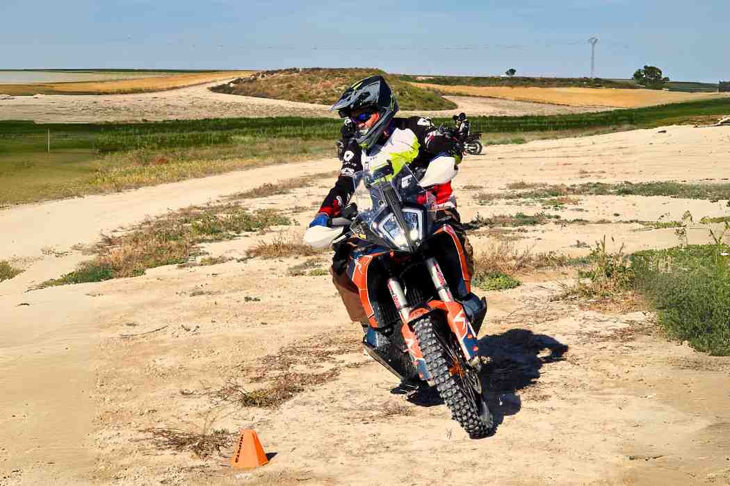 monitor certificado FMI en el curso de conducion trail