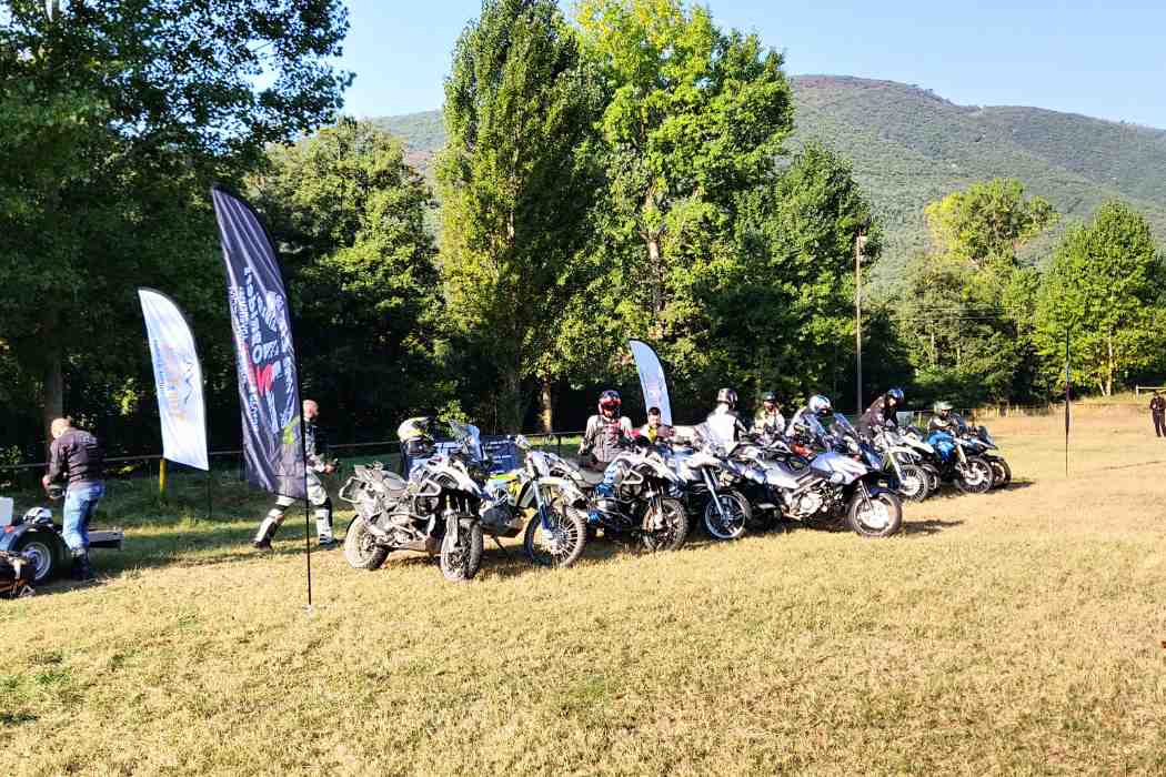 foto de grupo en un curso de conduccion de motos trail por pista