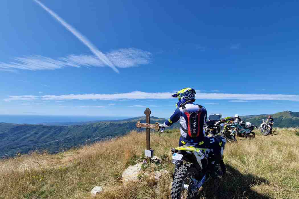 tocando las nubes con la moto de campo en los alpes italianos