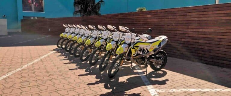 Husqvarna 701 Enduro de O2Riders alineadas en el exterior