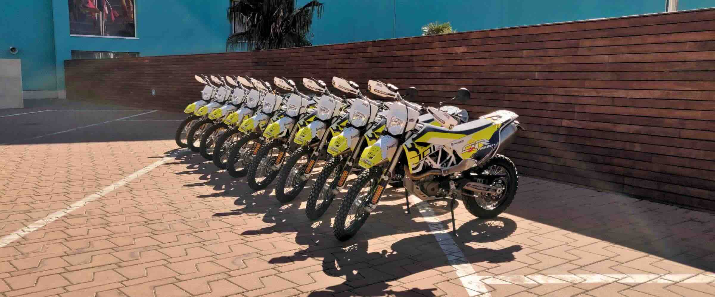 Husqvarna 701 Enduro de O2Riders alineadas en el exterior